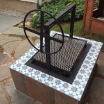 Cowboy grill with big wheel to lift the cooking grid.